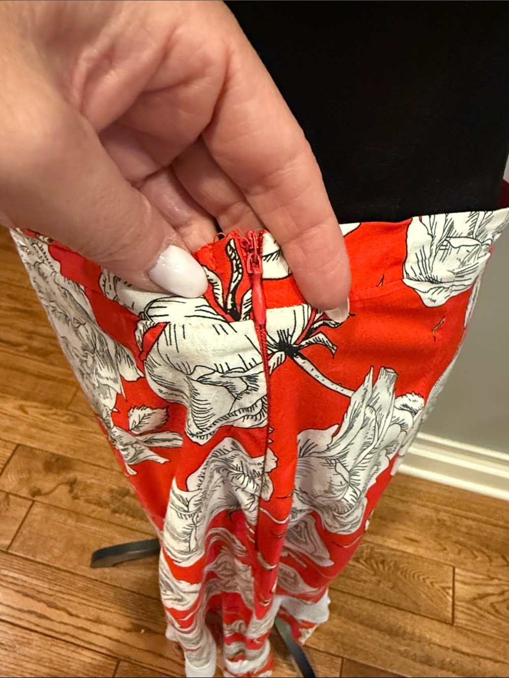 Red, white and black large floral print asymmetrical skirt. Size XL - Picture 4 of 4